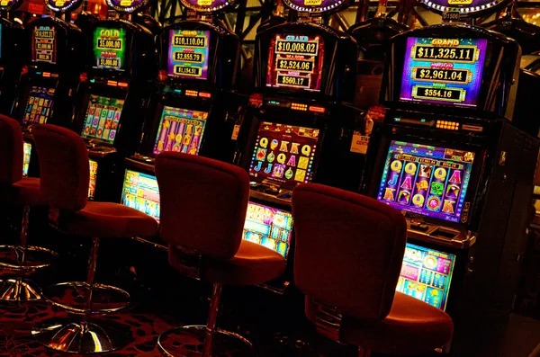 imperialtt toto Phoenix Rises bonus round and expanding reels feature
